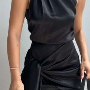 Vestido negro de satén asimétrico con lazada